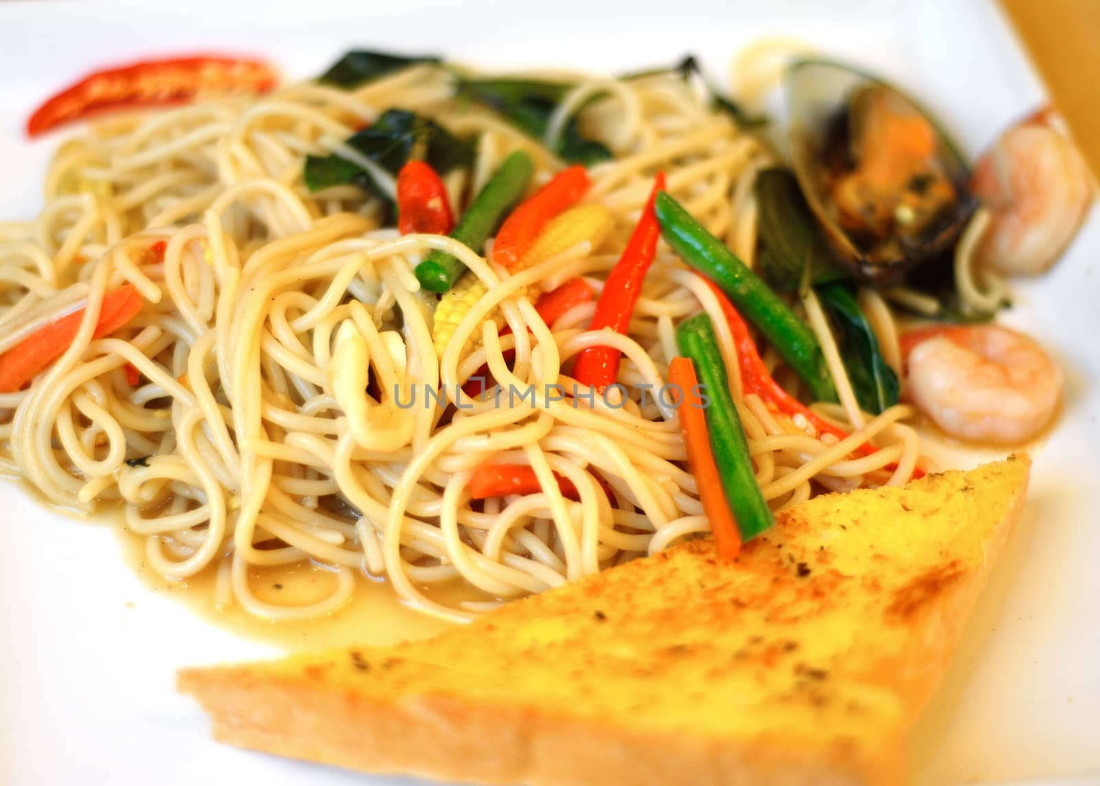 Delicuious spaghetti with bread