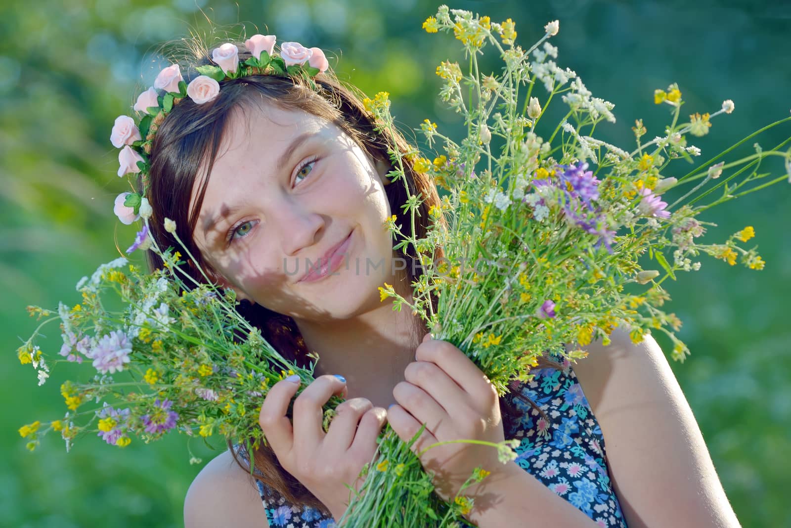 beautifull girl with Bouquet of Flowers, in natural background