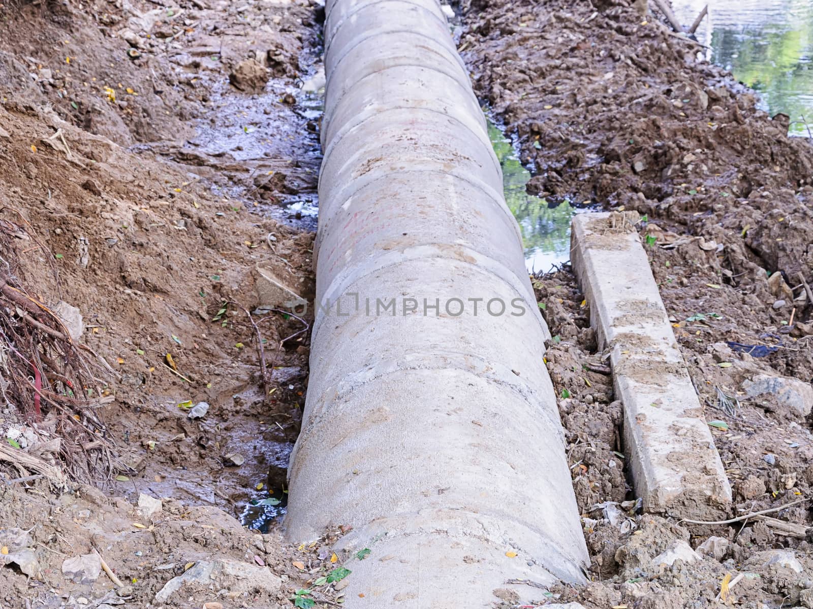 Placing construction a concrete drainage pipes