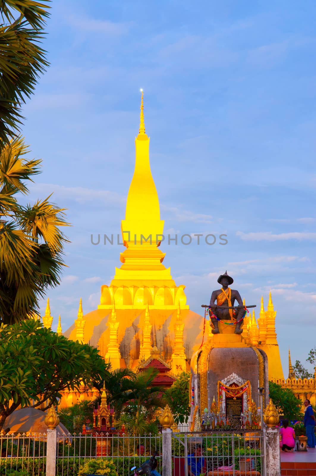 Pha That Luang,  by jee1999