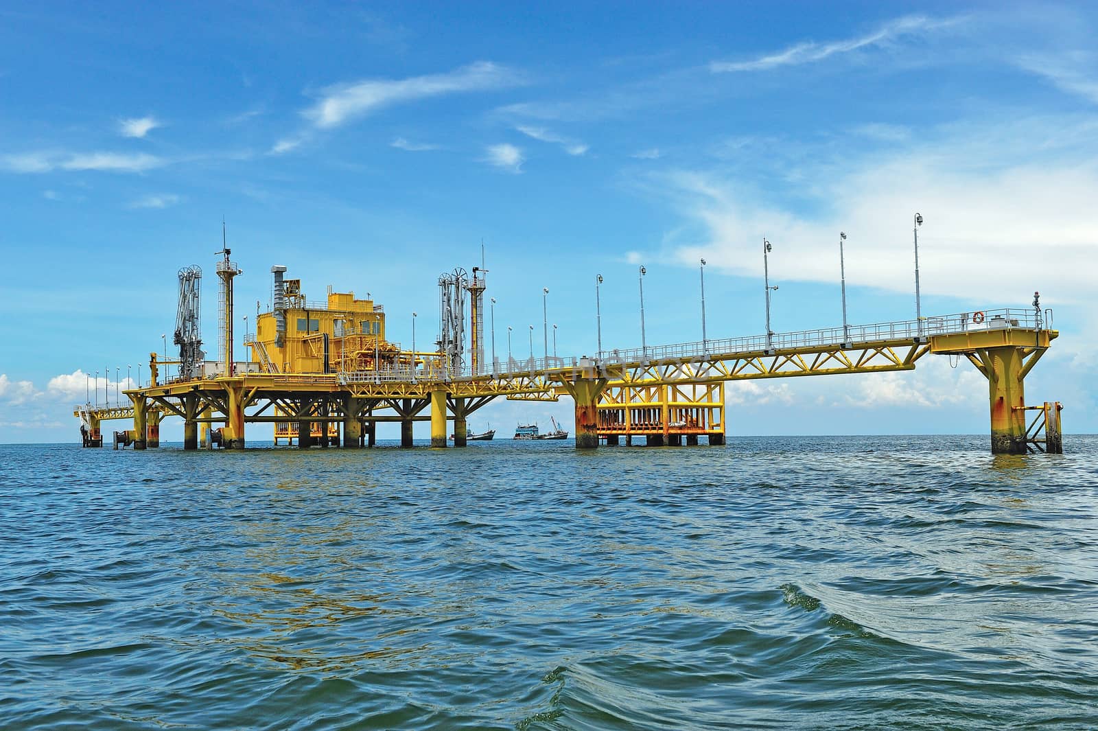 Oil transfer platforms by think4photop