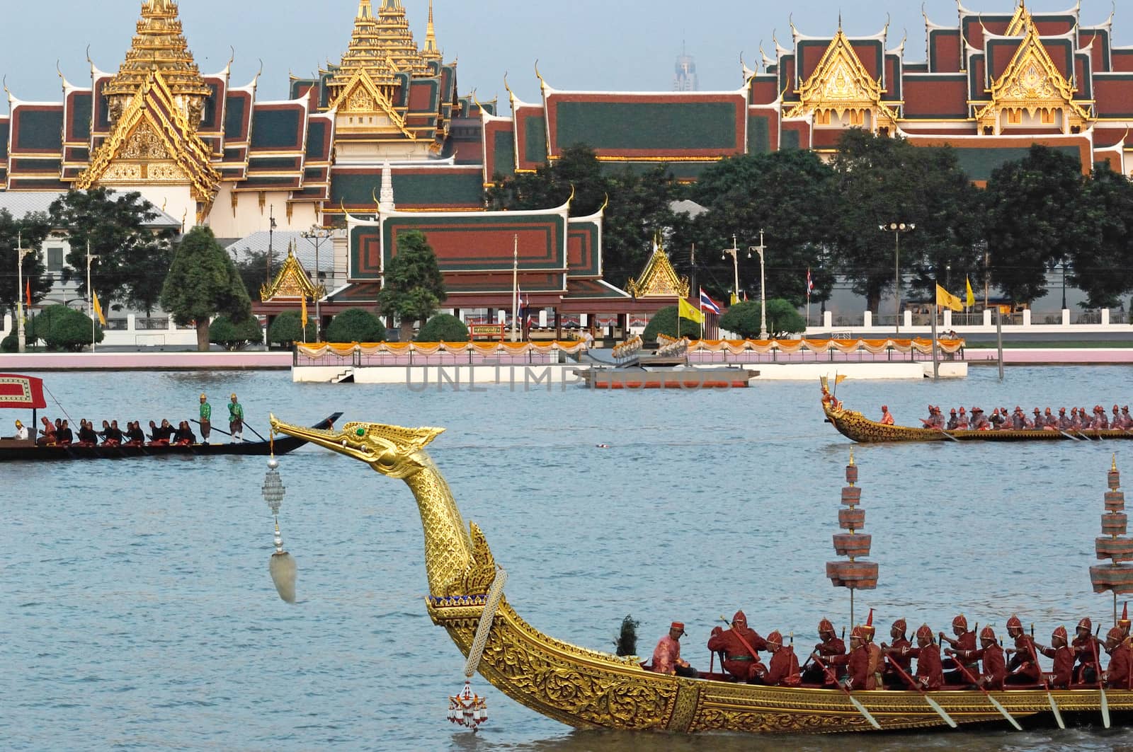 BANGKOK, THAILAND-MAY 5: Decorated barge parades at the Chao Phraya River in front of Wat Arun during Fry the Kathina ceremony cloth of Royal Barge Procession on May 5, 2006 in Bangkok,Thailand