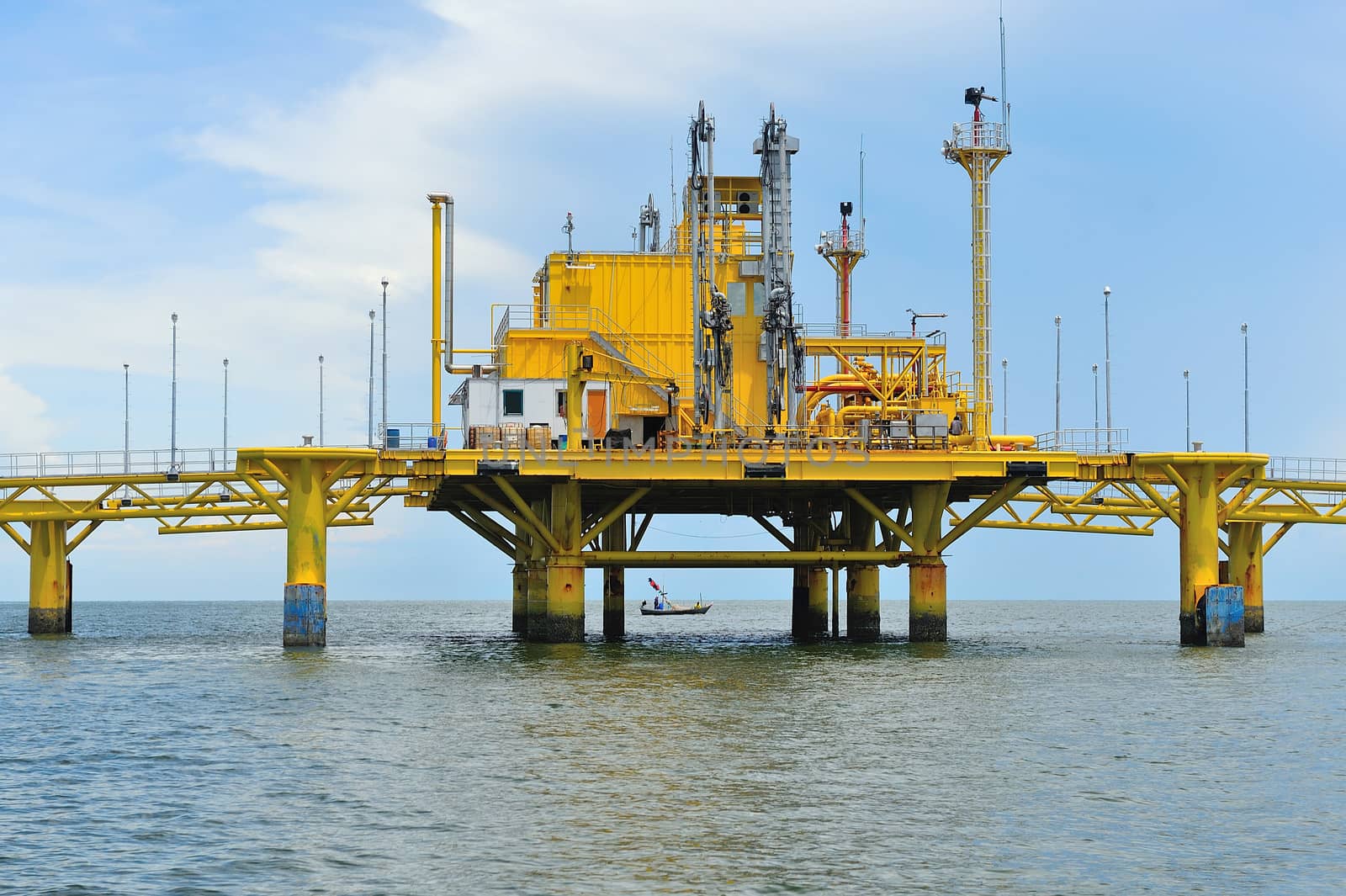 Oil transfer platforms by think4photop