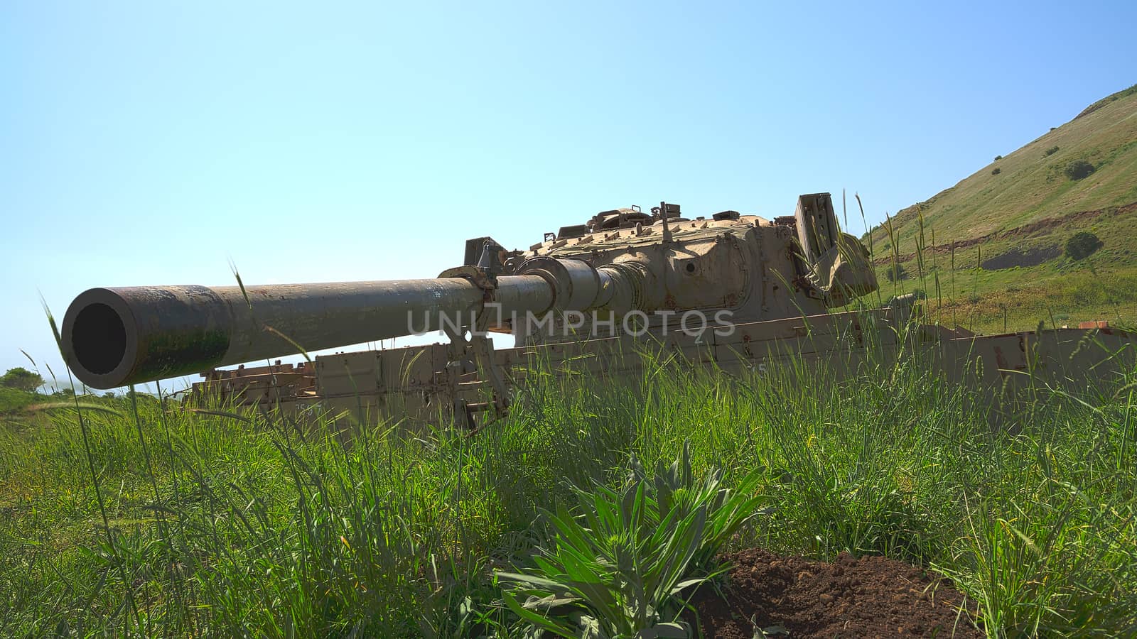 Large-caliber gun on old destroyed tank beside the Syrian border. HDR photo.