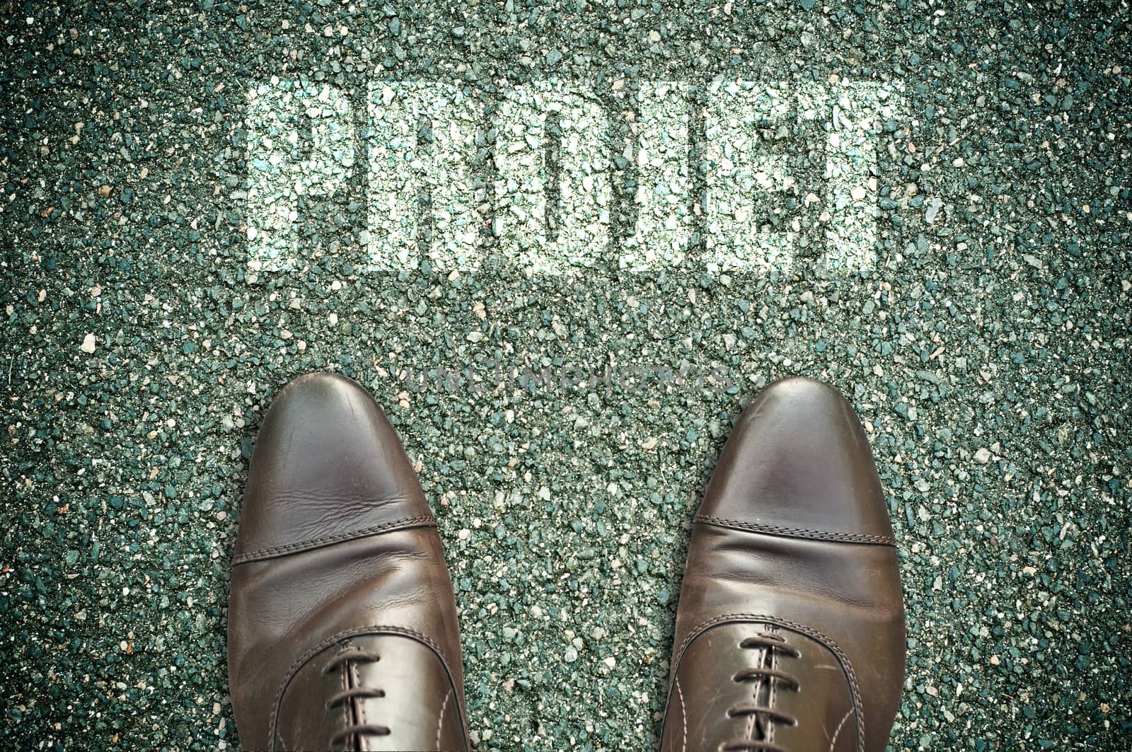 concept message on the road with feet - projet