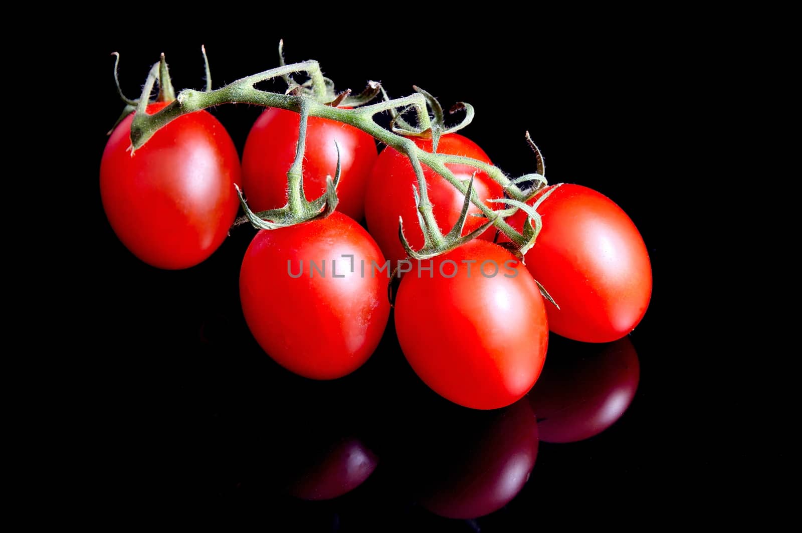 Tomatoes on black by anderm