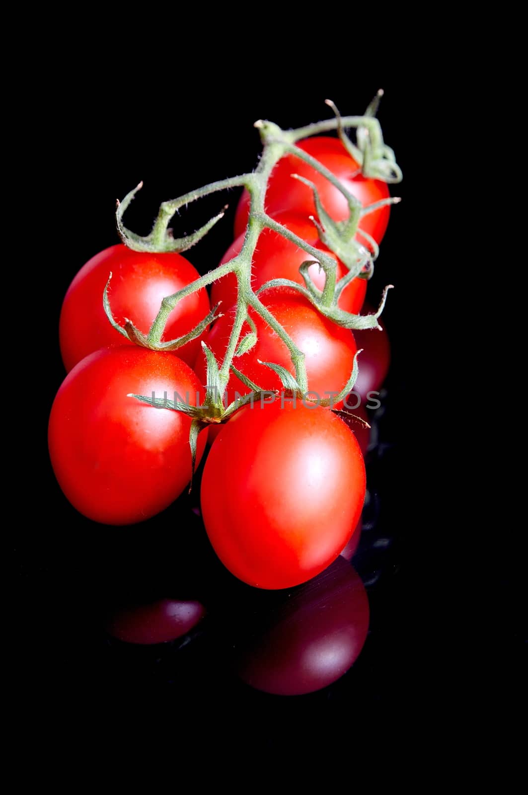 Tomatoes on black by anderm