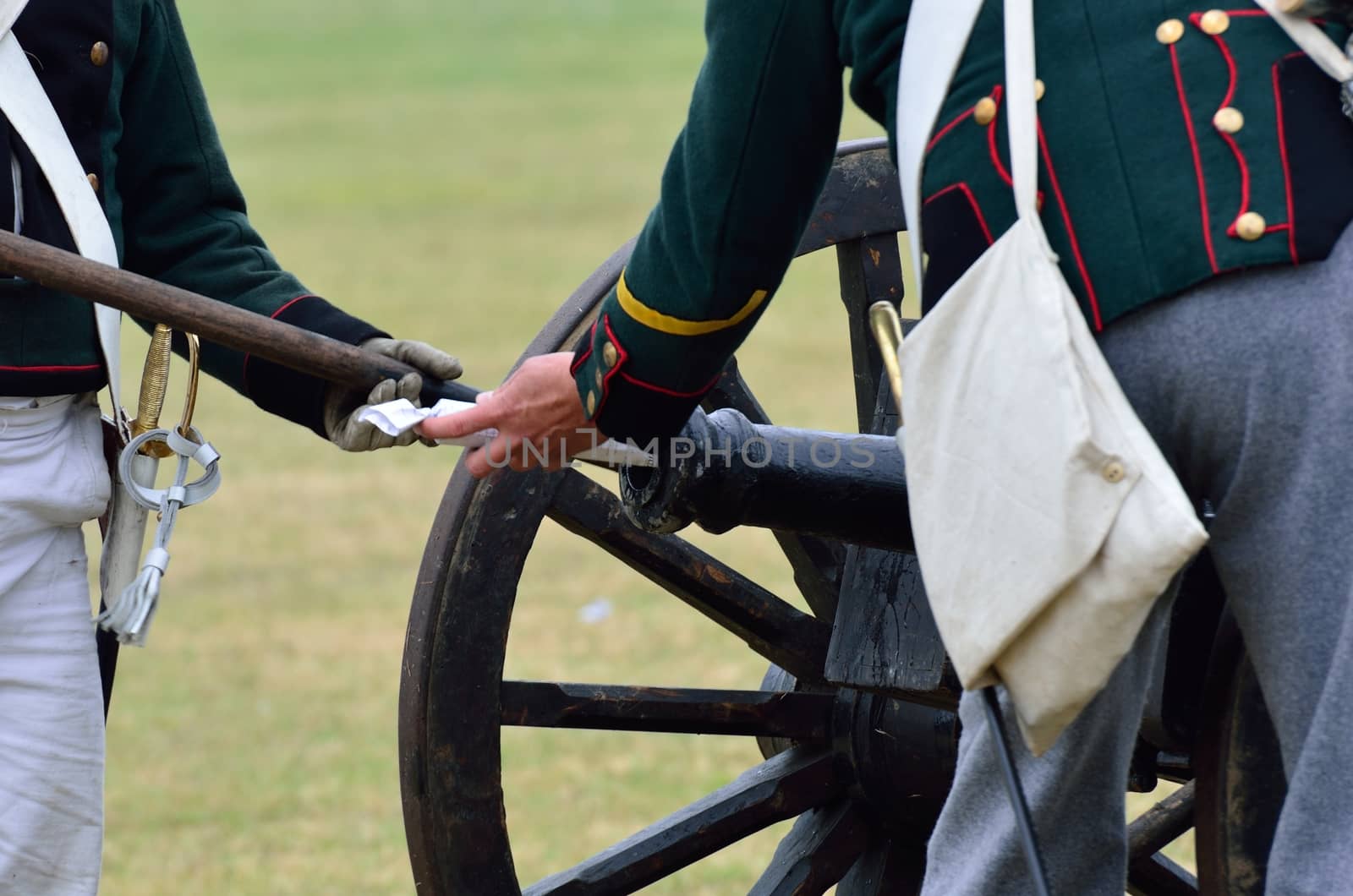  Soldiers loading field canon by pauws99