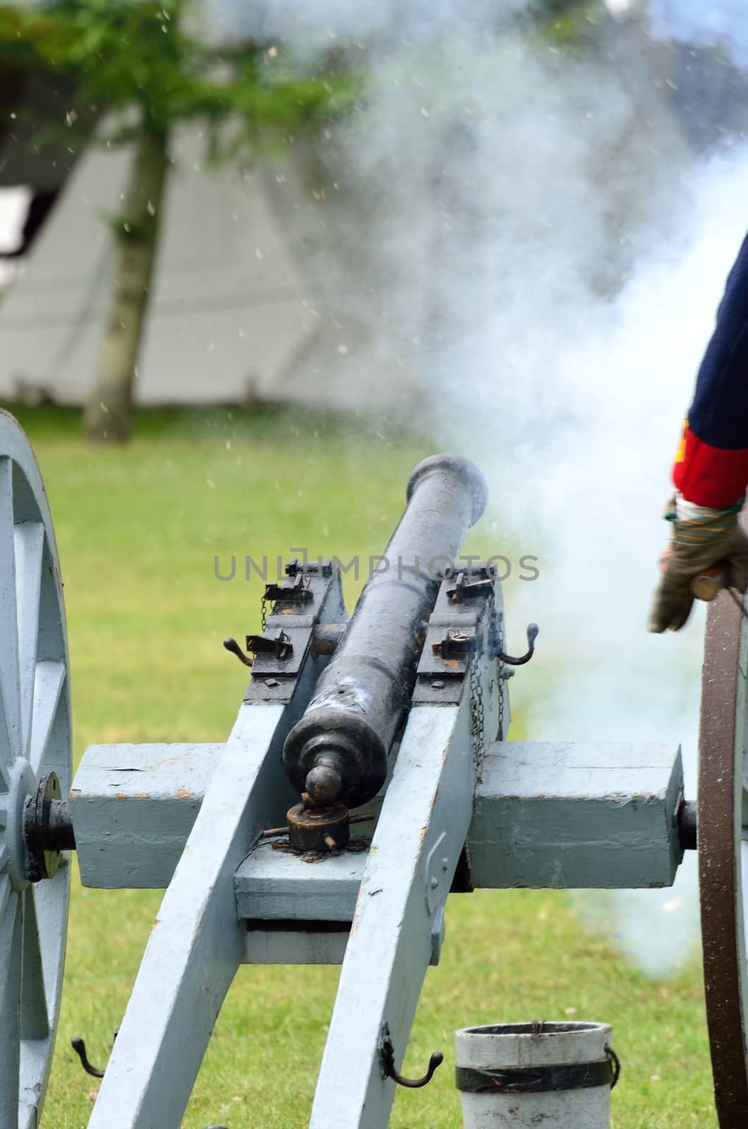 Field gun in being fired