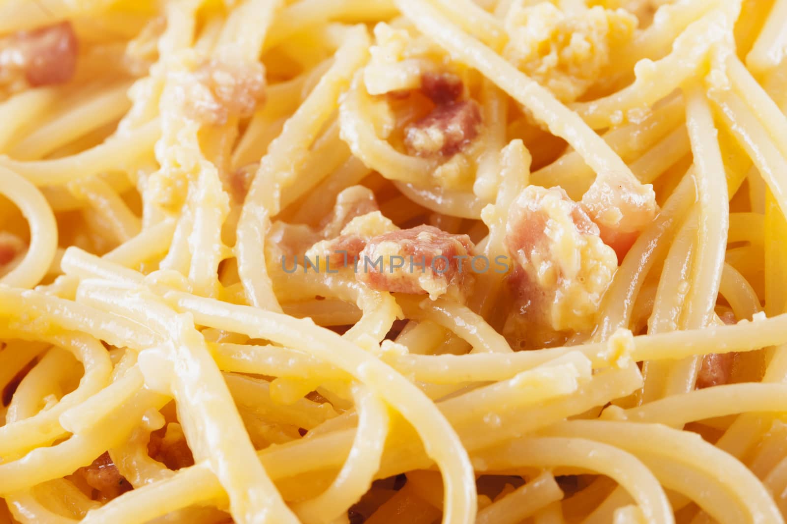 Spaghetti alla carbonara in strict close up