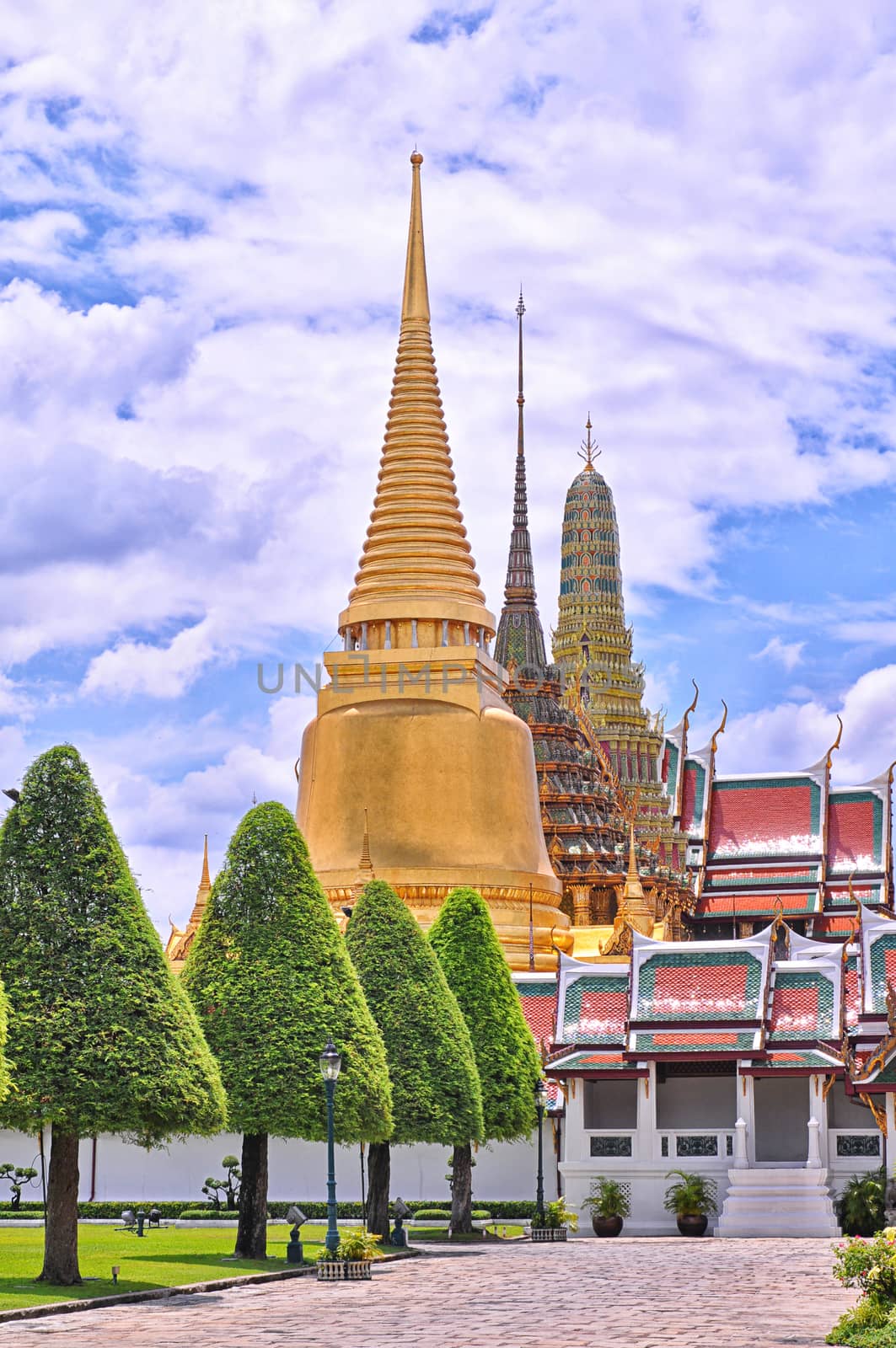 Phra kaew temple by NuwatPhoto