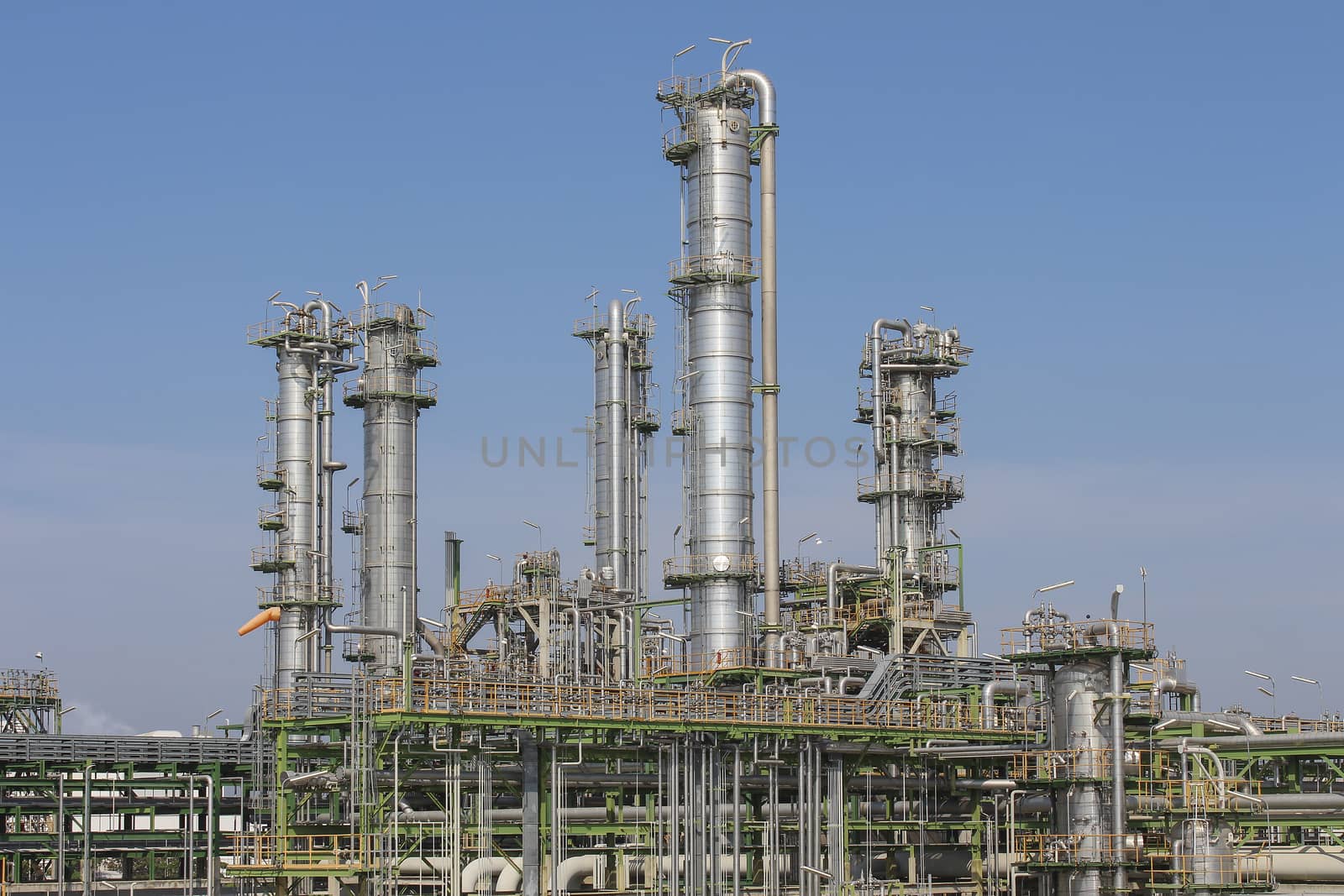 Structure of oil and chemical refiniery plant 