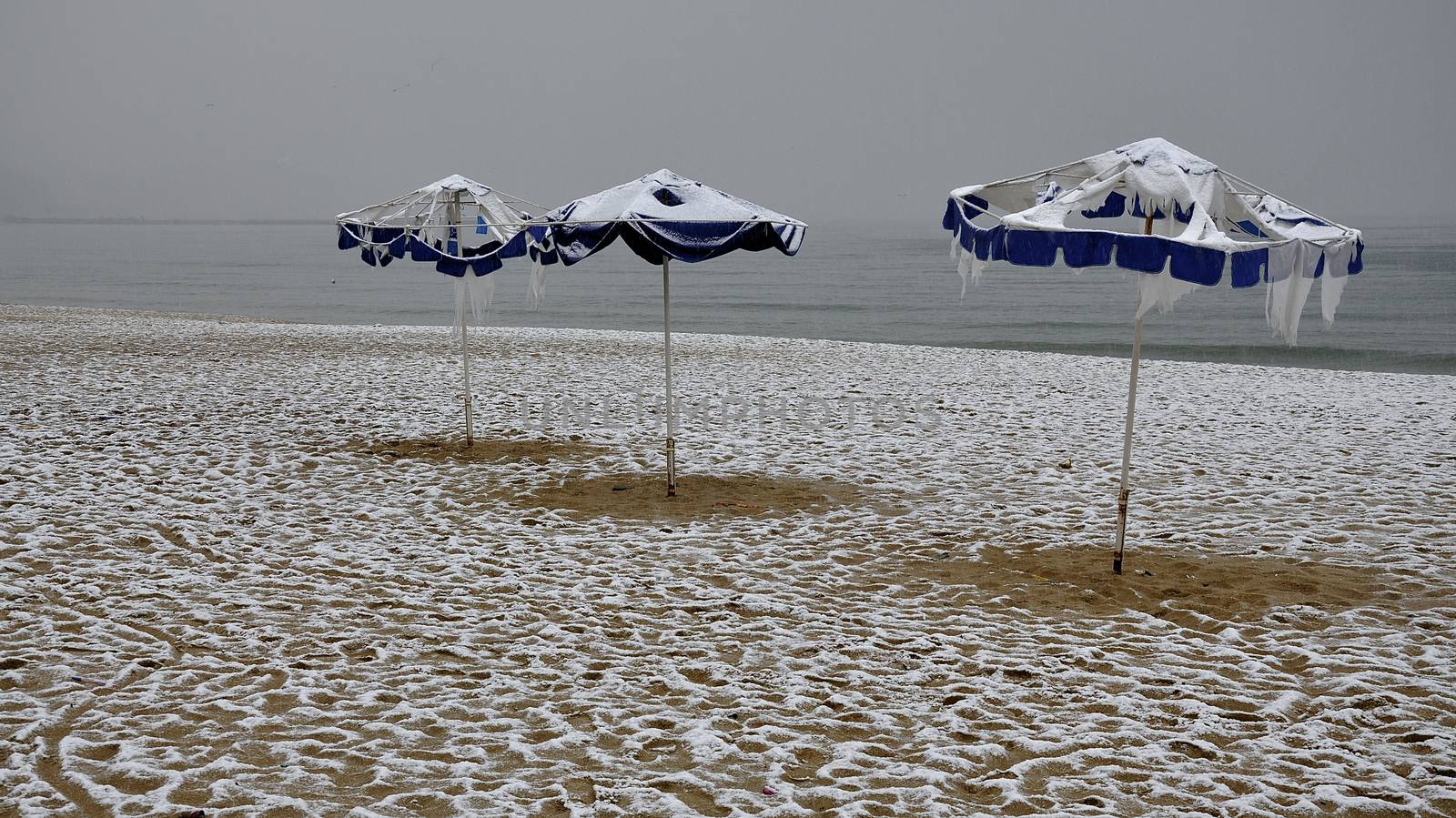 The snow covers the beaches of the Black Sea 