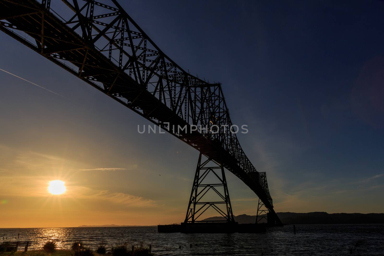 This bridge connects the states of Washington and Oregon at the mouth of the Columbia River.