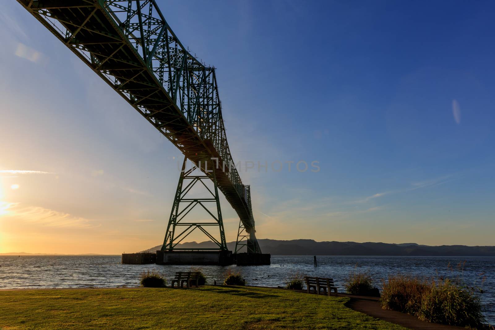 This bridge connects the states of Washington and Oregon at the mouth of the Columbia River.