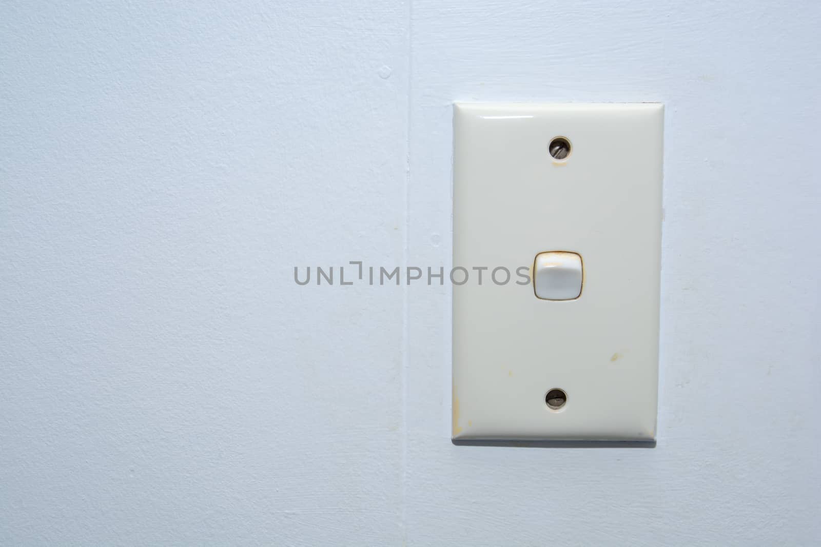 the white electricity switch on the wall in the house
