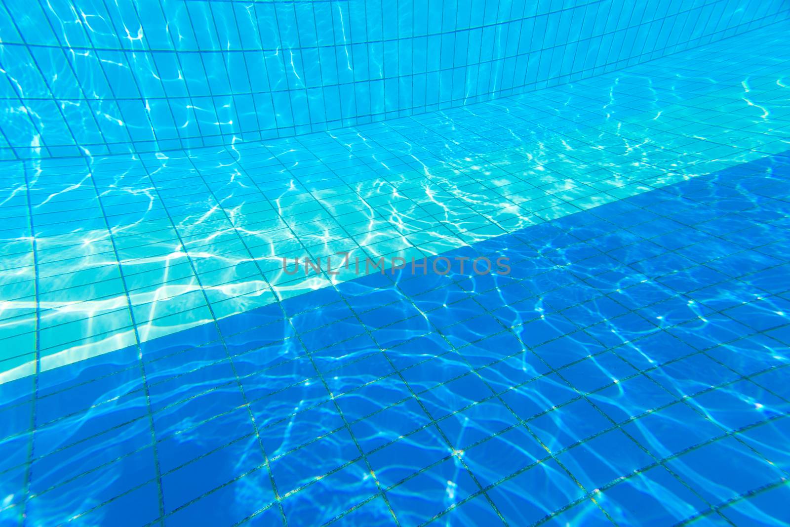 Blue water in a swimming pool by viktor_cap