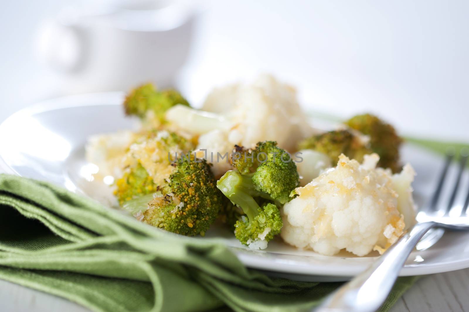 Broccoli and cauliflower tasty gratin with cheese 