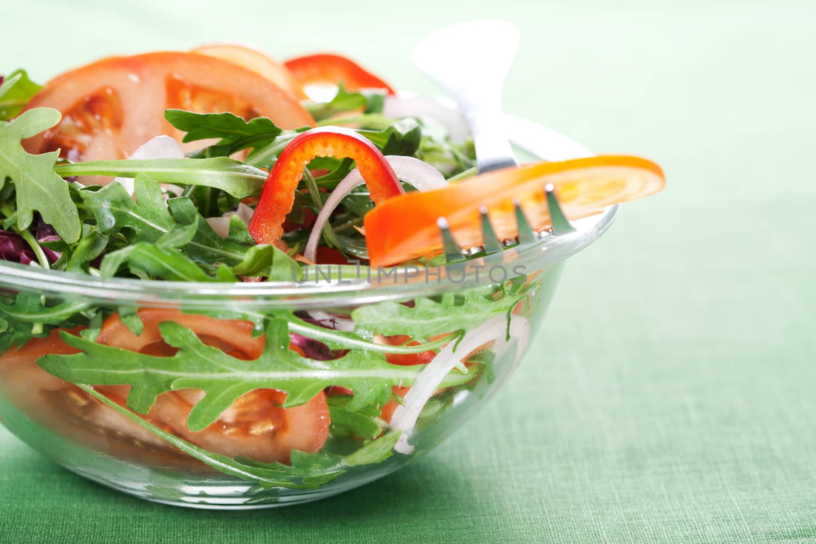 Healthy green salad, with tomatoes, pepper, onion and rucola. 