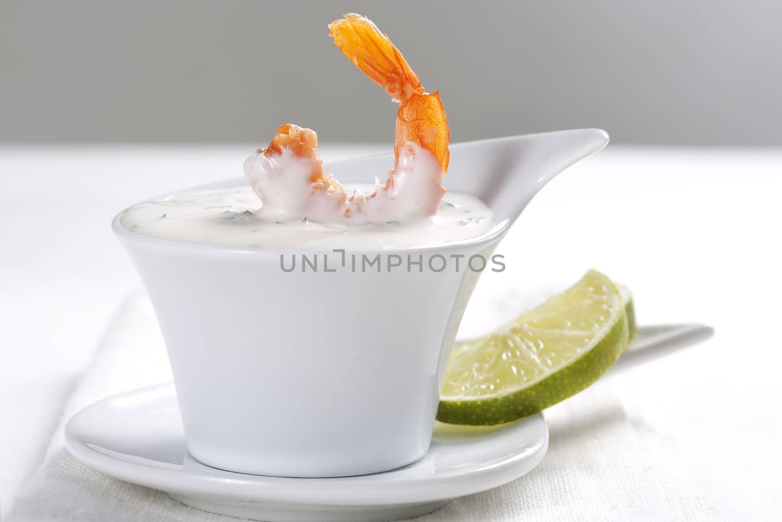 Shrimp dipped in sauce and lime