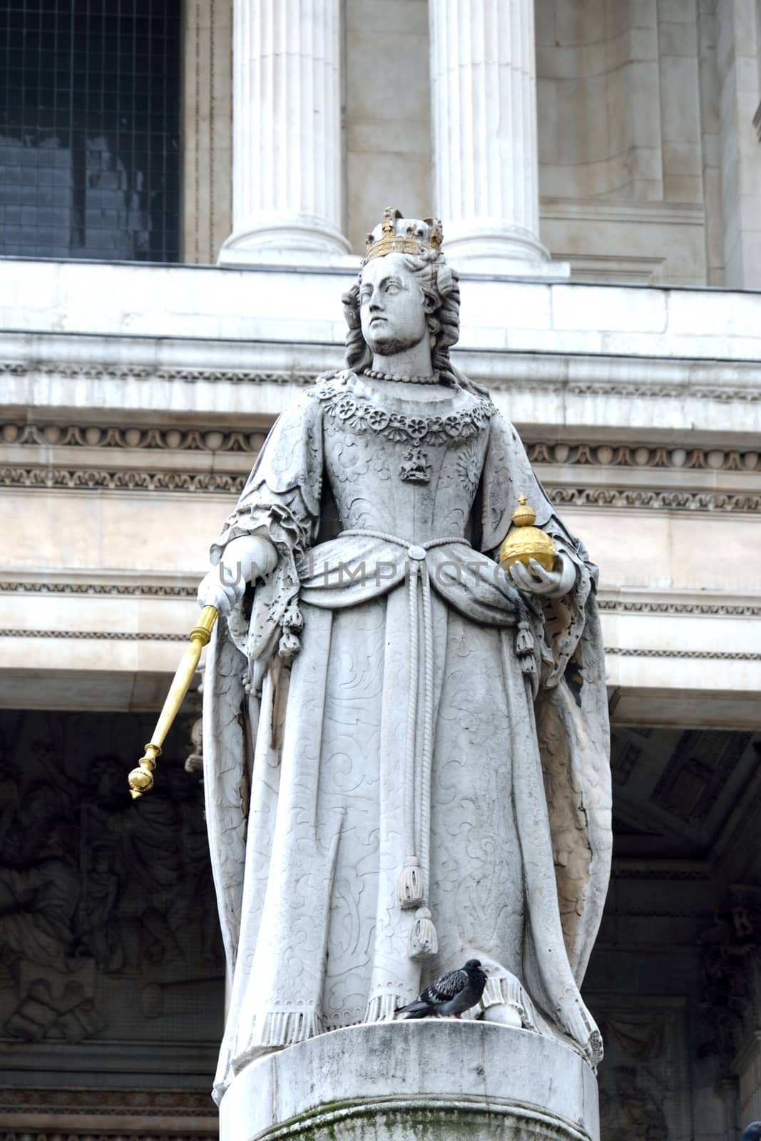 Statue of queen victoria  by pauws99