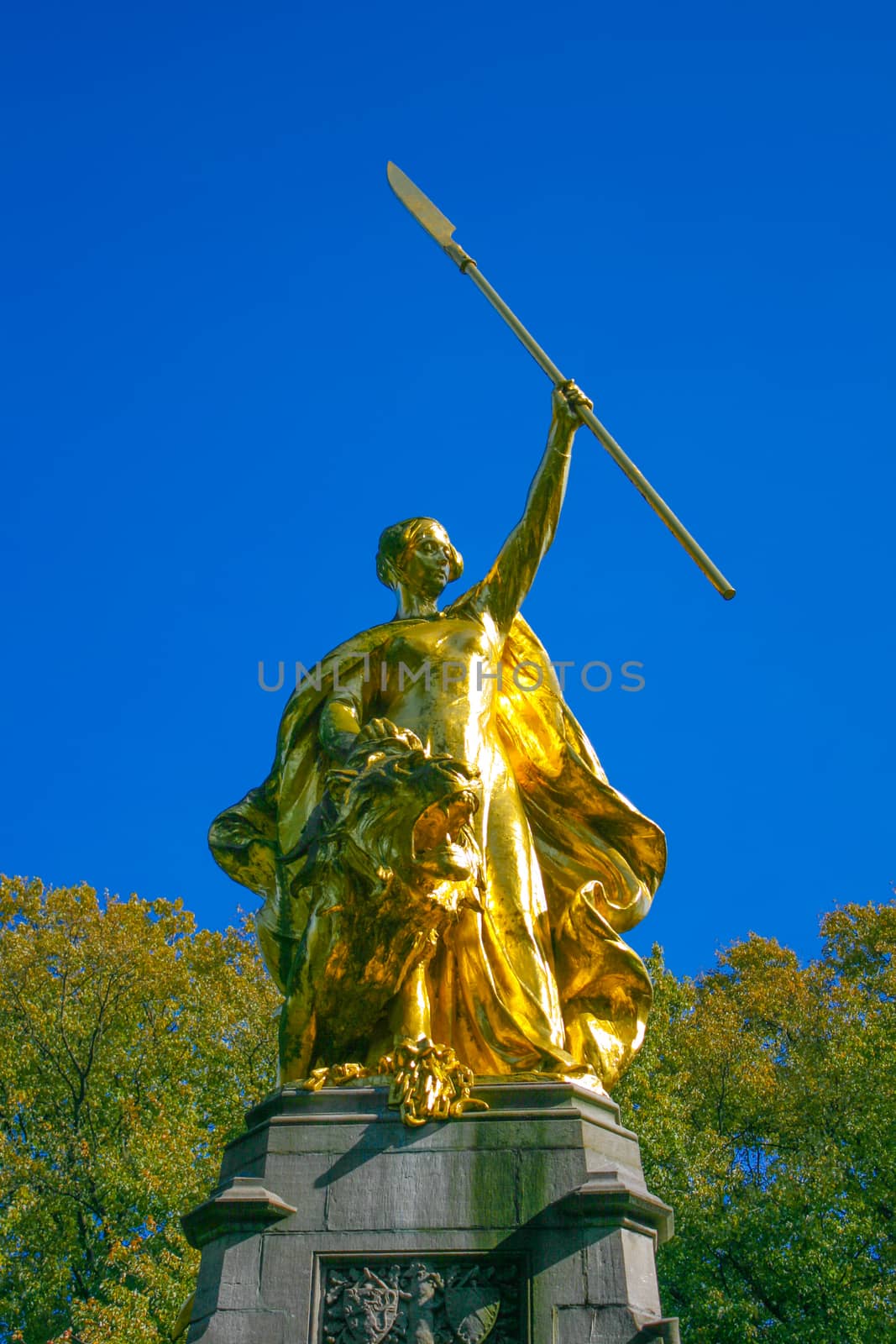 gilded bronze representing the Maid of Flanders trying to restrain the Flemish Lion