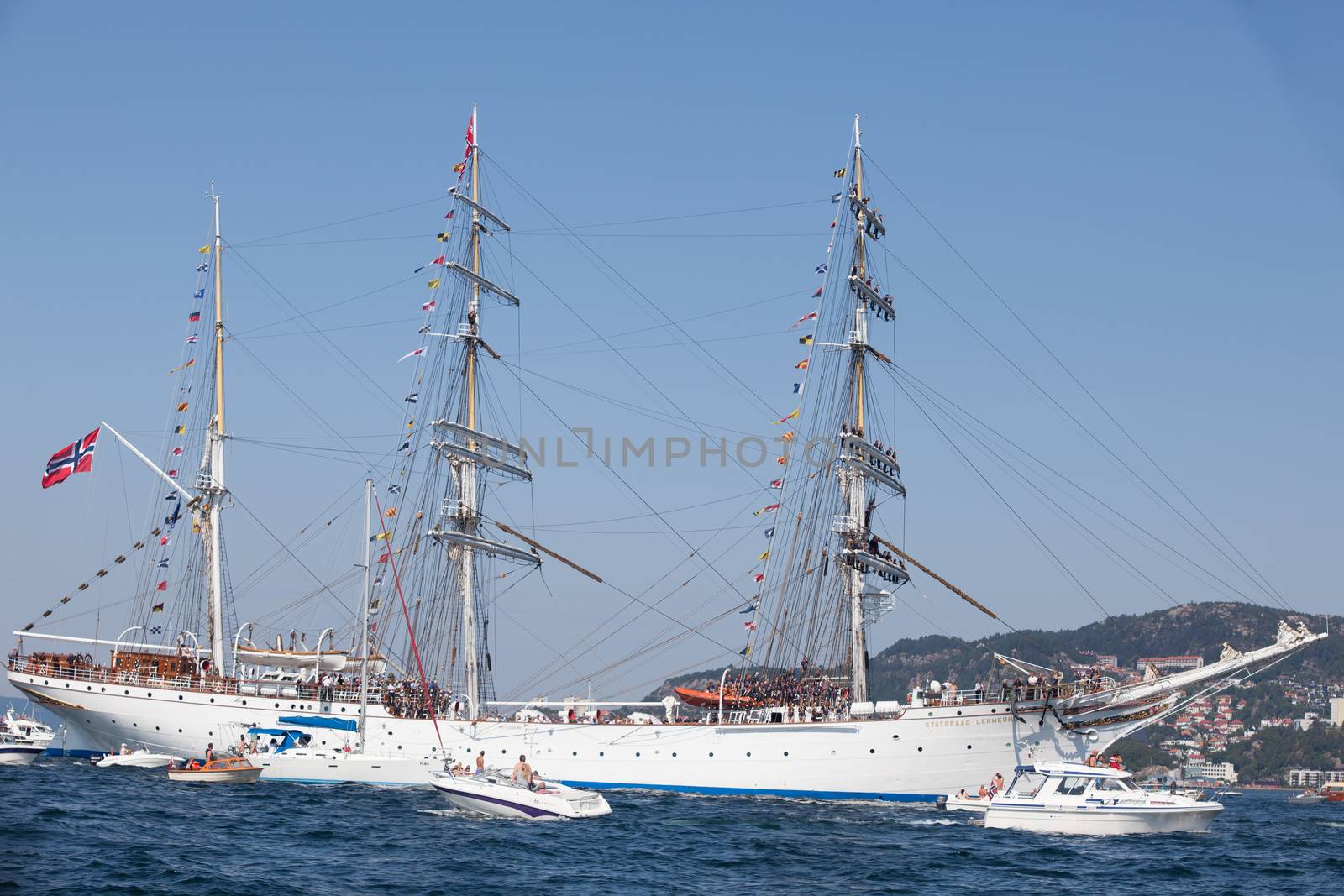 Tall Ship Races Bergen by SveinOttoJacobsen