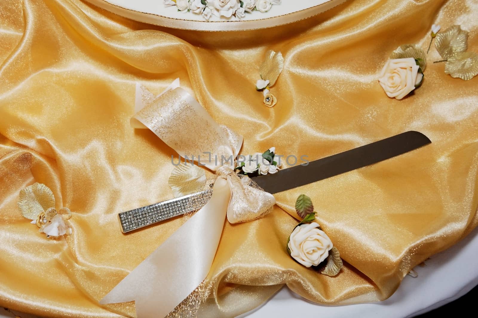 Cake cutting knife at wedding reception with decoration