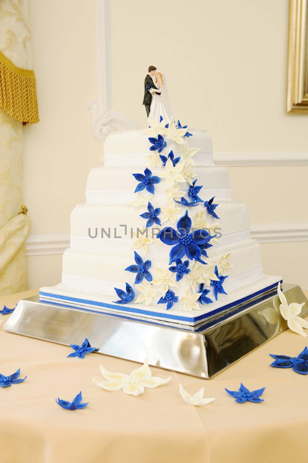 Wedding cake closeup by kmwphotography