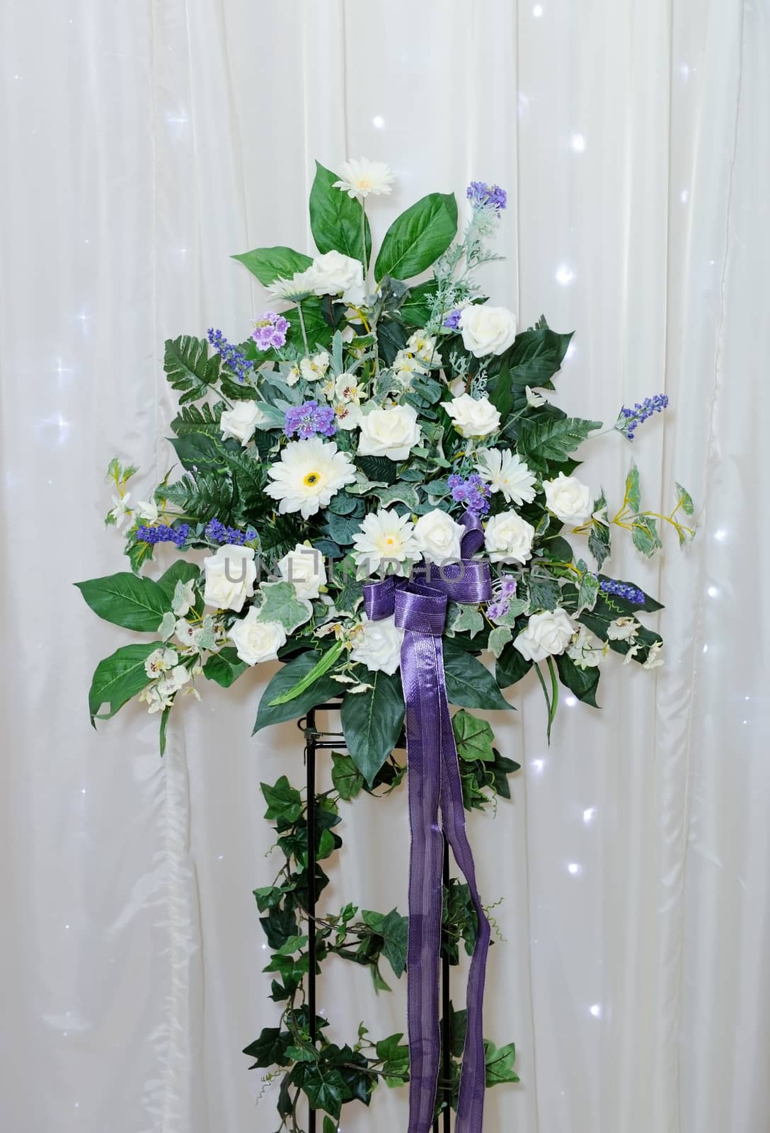 White and purple flower bouquet decorates wedding reception