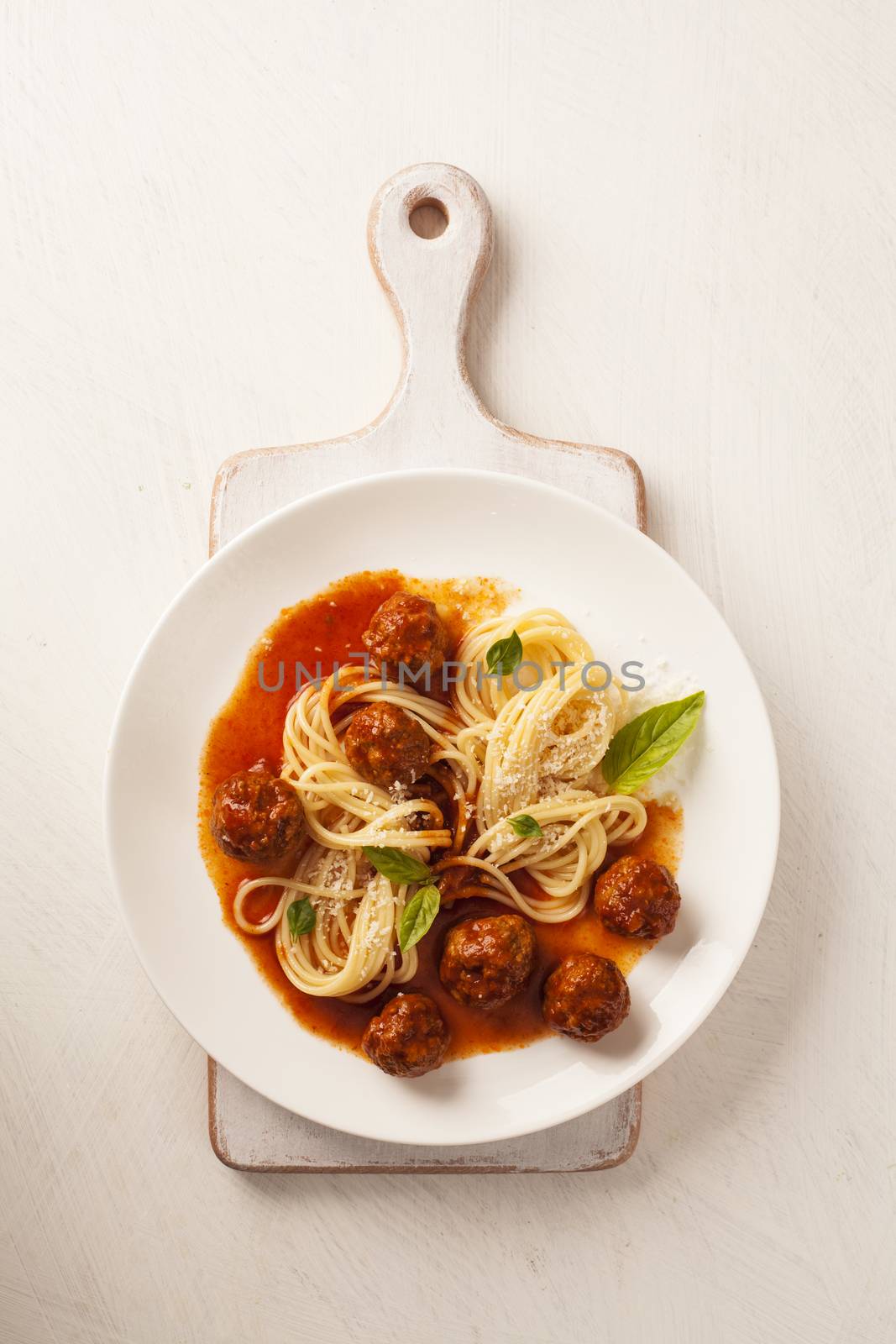 Spaghetti with meatballs with fresh basil and tomato sauce