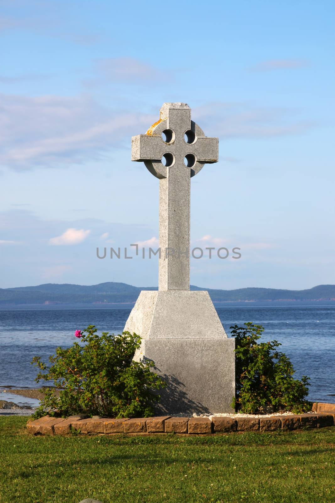 A celtic cross memorial with a view of the ocean of Bay of Fundy in St. Andrew by the Sea, New Brunswick, Maritimes, Canada
