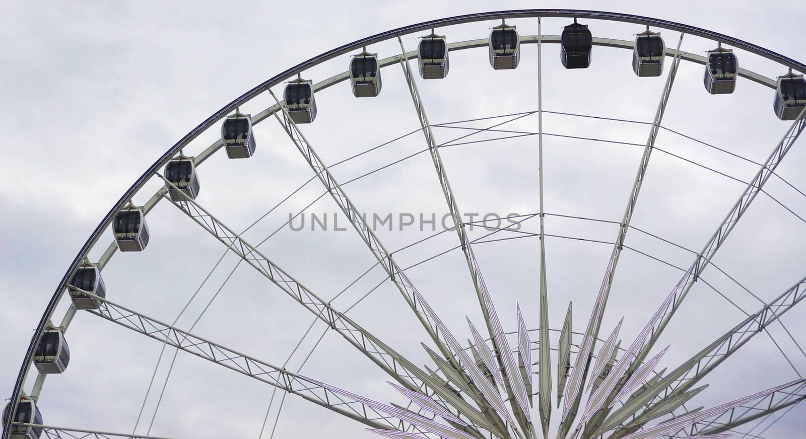 Ferris wheel modern style, large size, used
machine is driven.                               