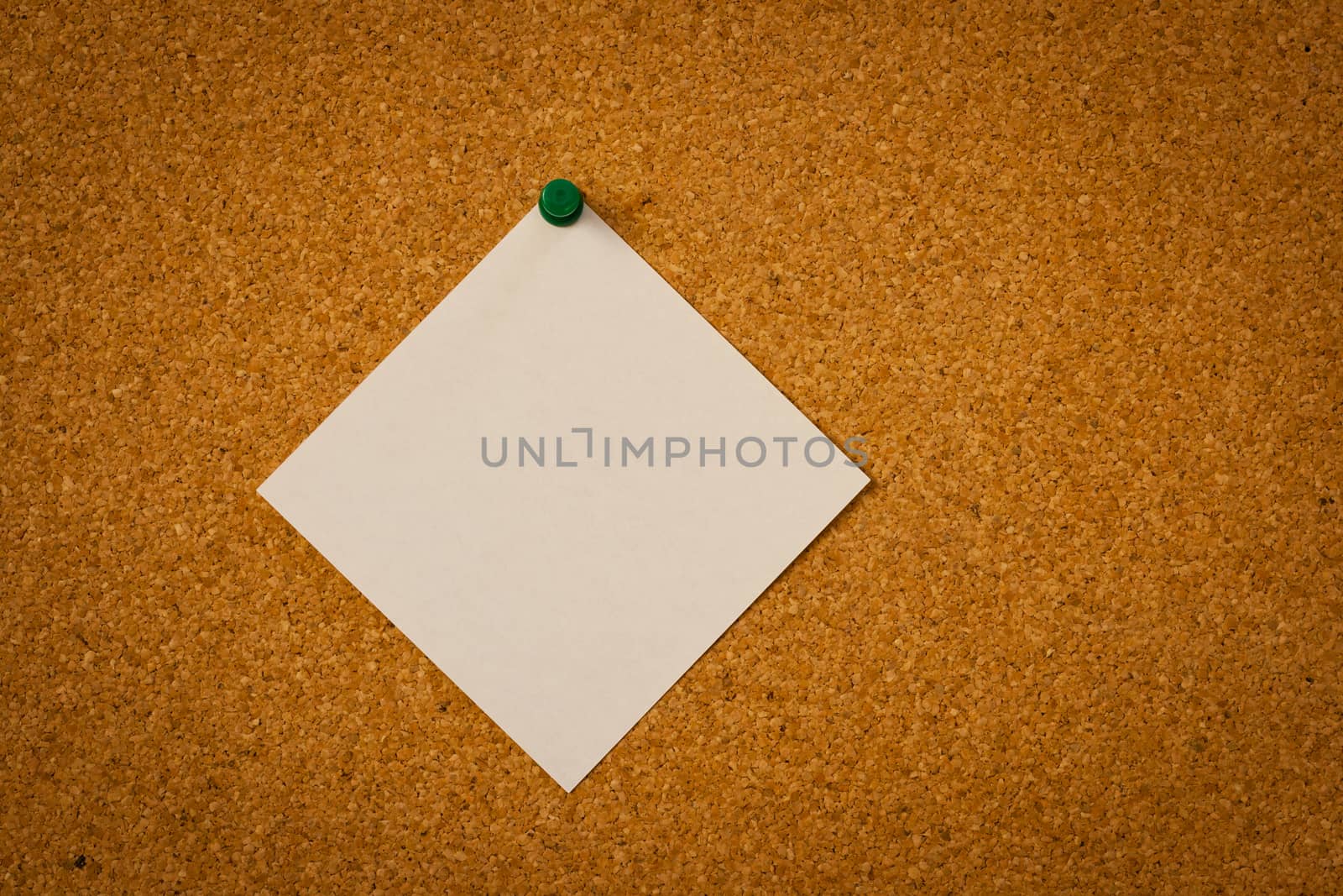 image of white blank post-it reminder on corkboard