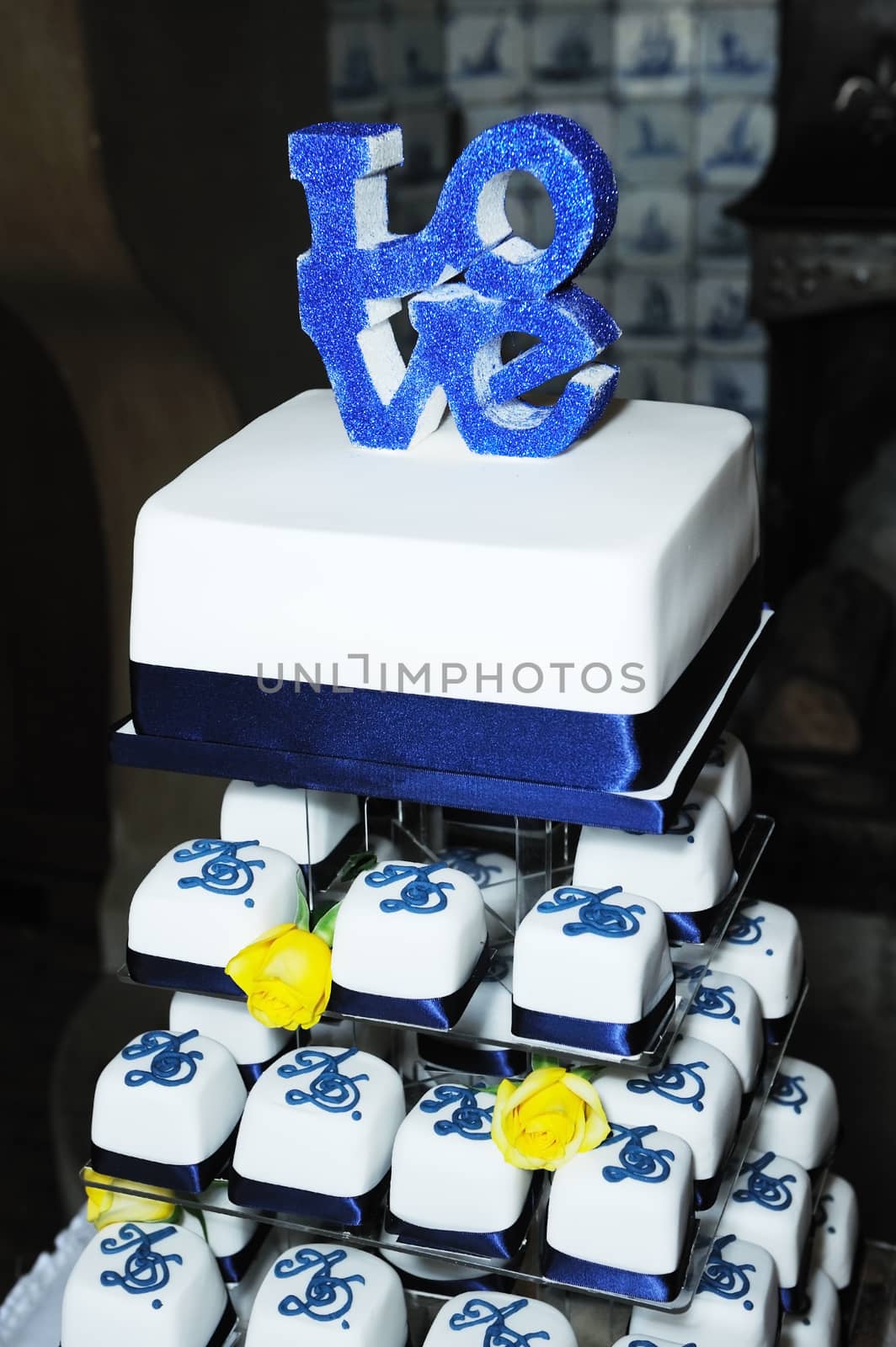 Blue wedding cake by kmwphotography
