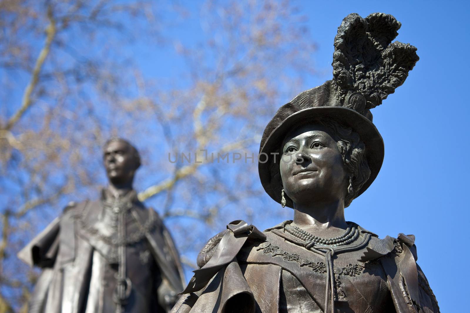 Statues of Queen Mother Elizabeth and King George IV by chrisdorney