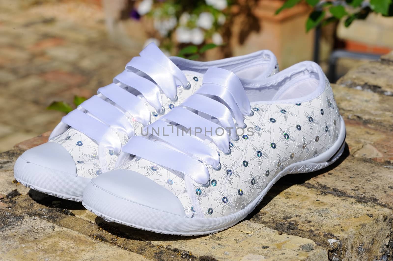 Brides white shiny sports shoes