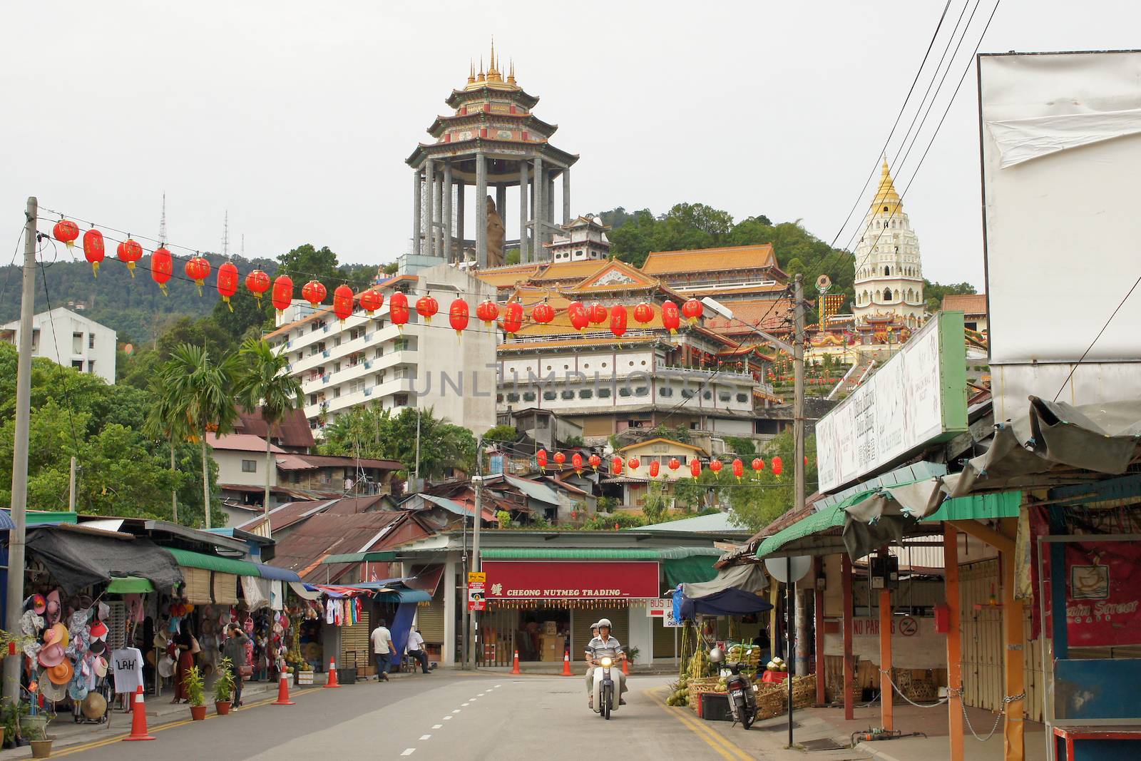 PENANG, MALAYSIA - JANUARY 28, 2011: Buddhist Temple Kek-Lok-Si close to Georgetown on January 28, 2011 in Air Hitam, Penang, Malaysia, Asia