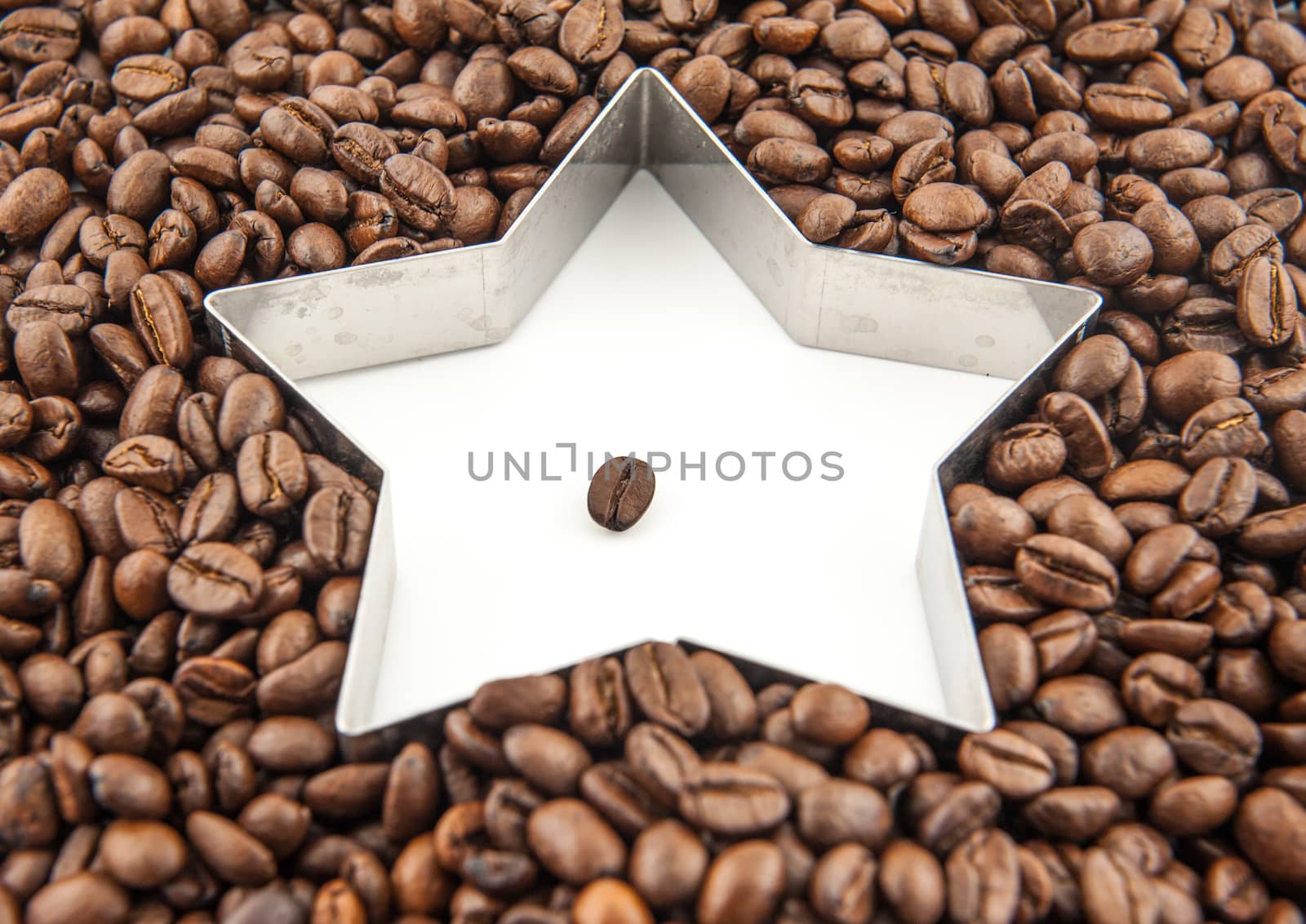 Coffee beans in the white Star surrounded by coffee beans.