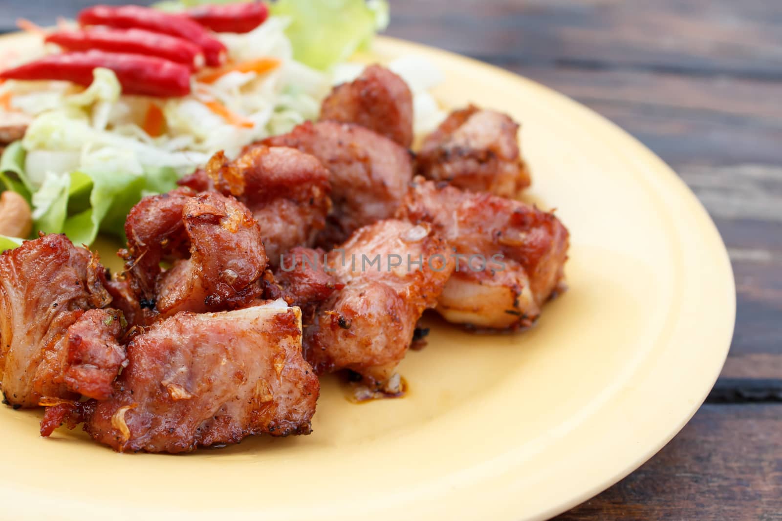 Fried pork spare ribs with garlic (Thai food)