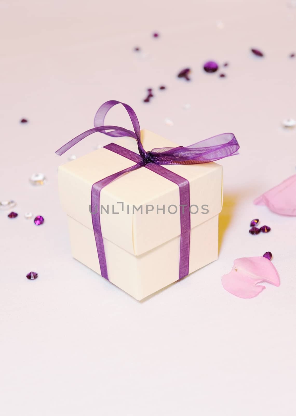 Gift box at wedding by kmwphotography