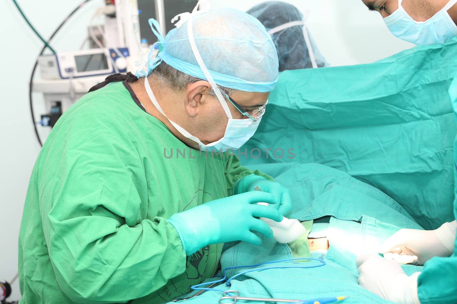 Surgeons working by dacasdo
