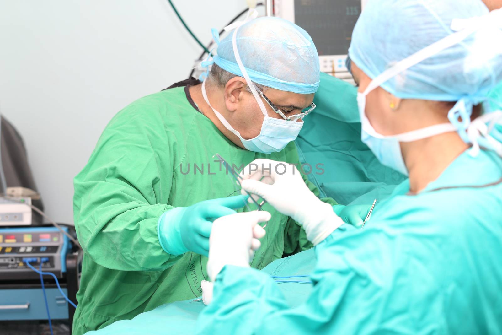 Surgeon making a suturation by dacasdo