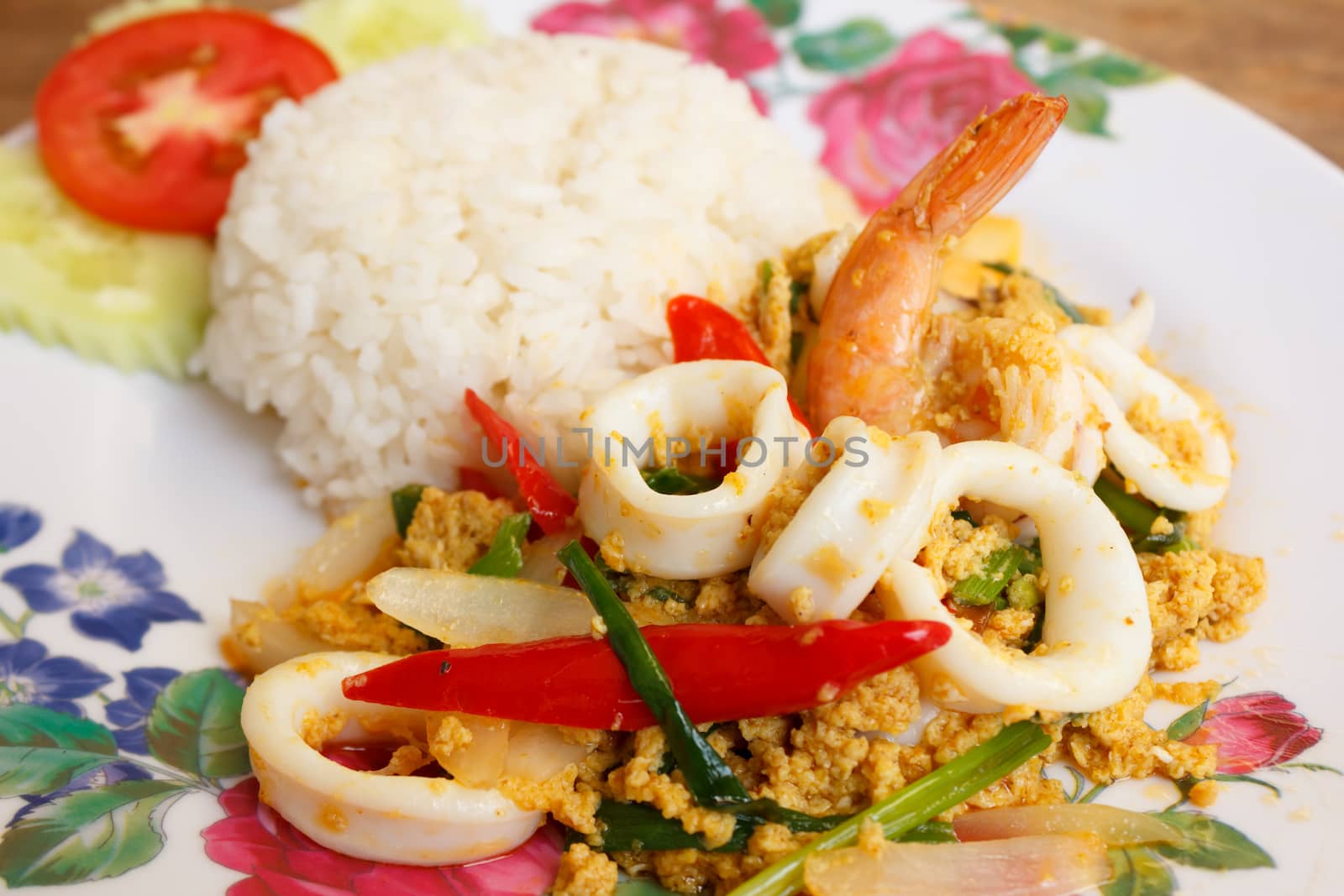 Close up Fried Shrimps with Squid in Curry Powder