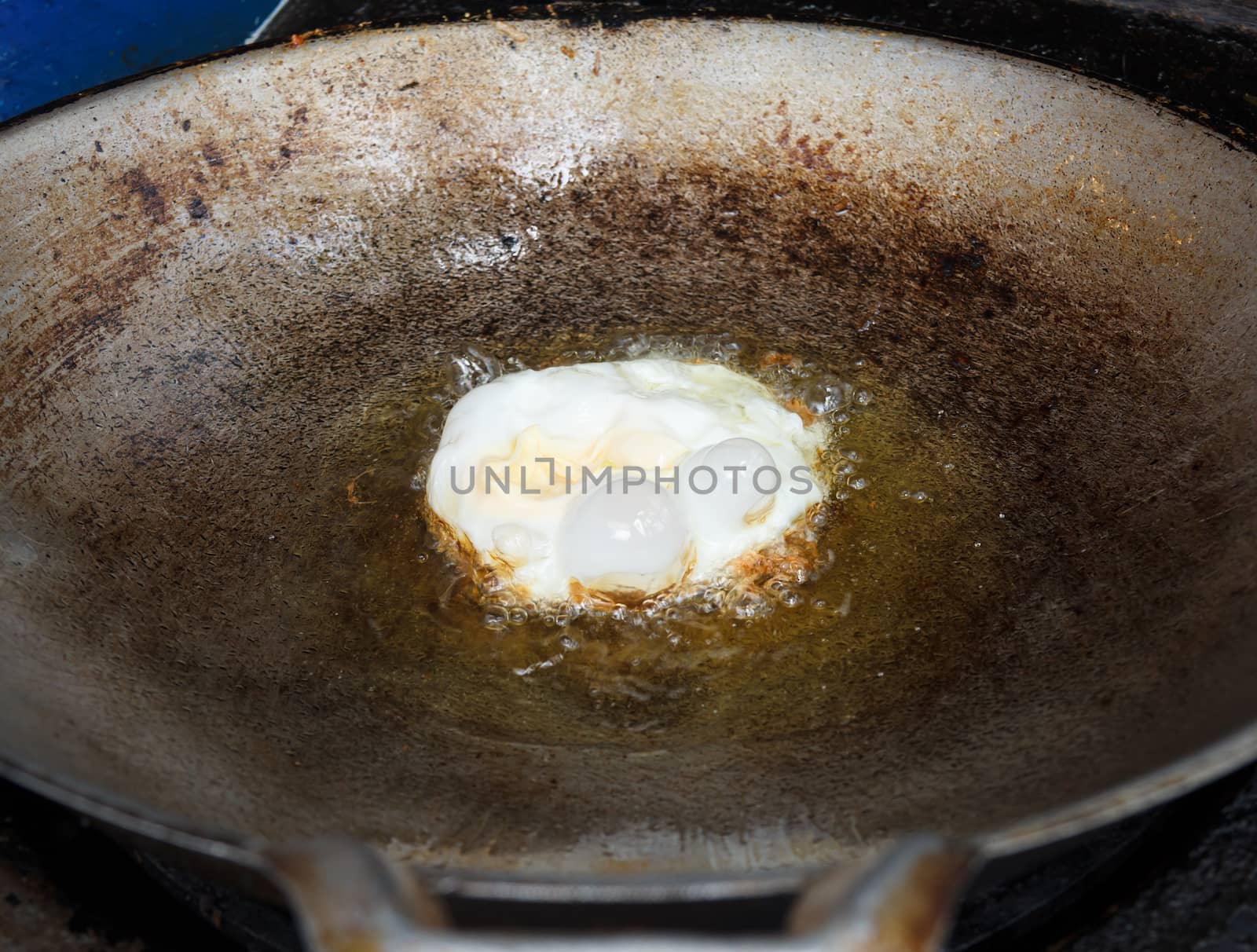 fried egg sunny up in a wok by vitawin