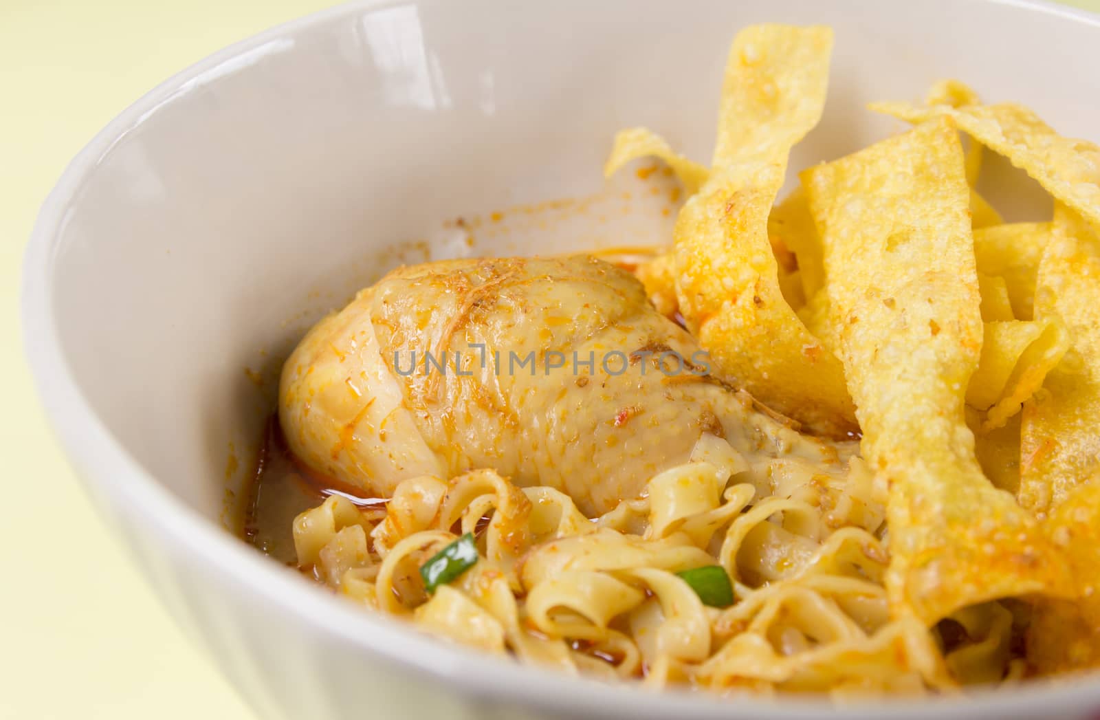 Egg Noodle with Chicken in Curry Soup  by vitawin