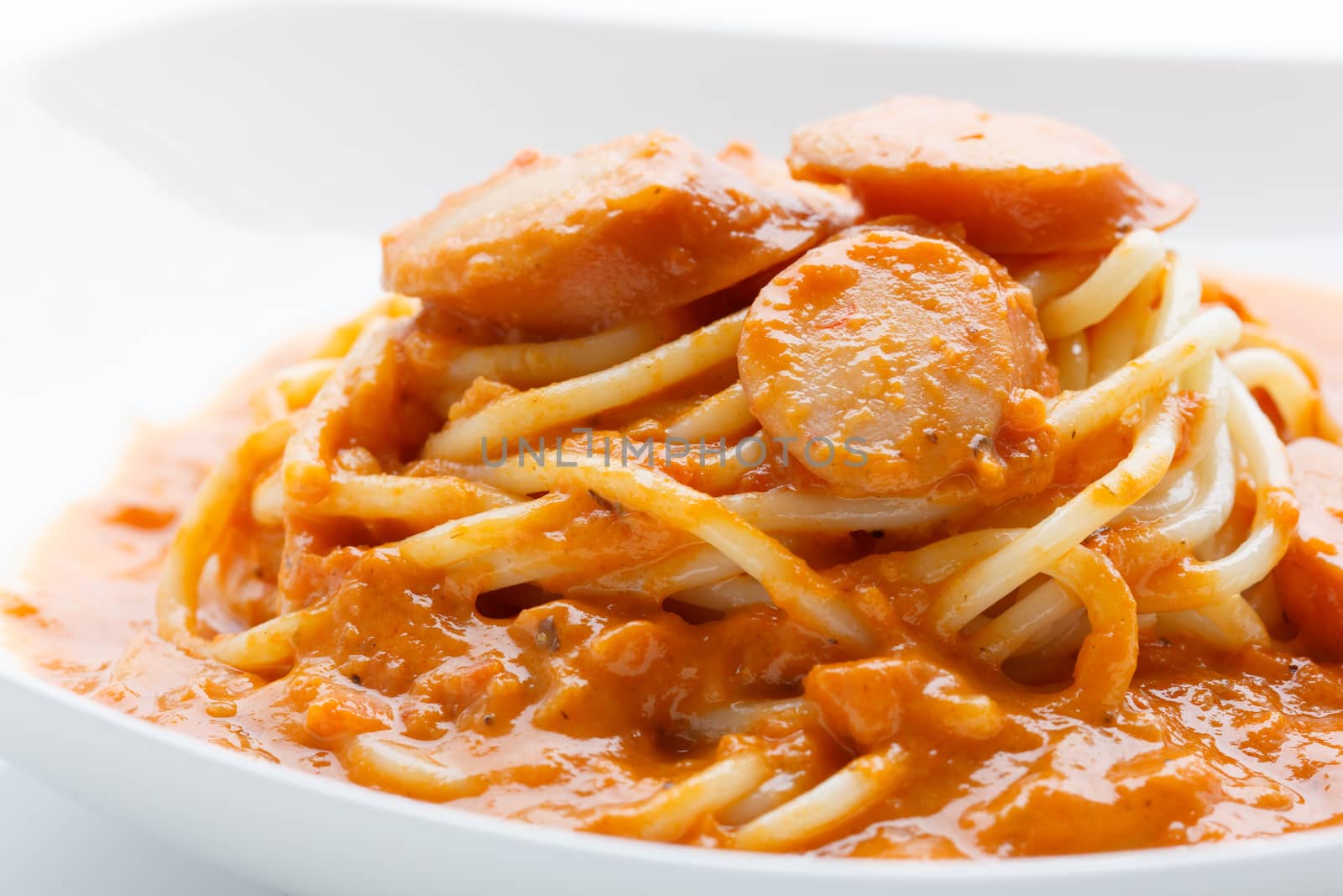 Spaghetti with sausage and tomato sauce by vitawin