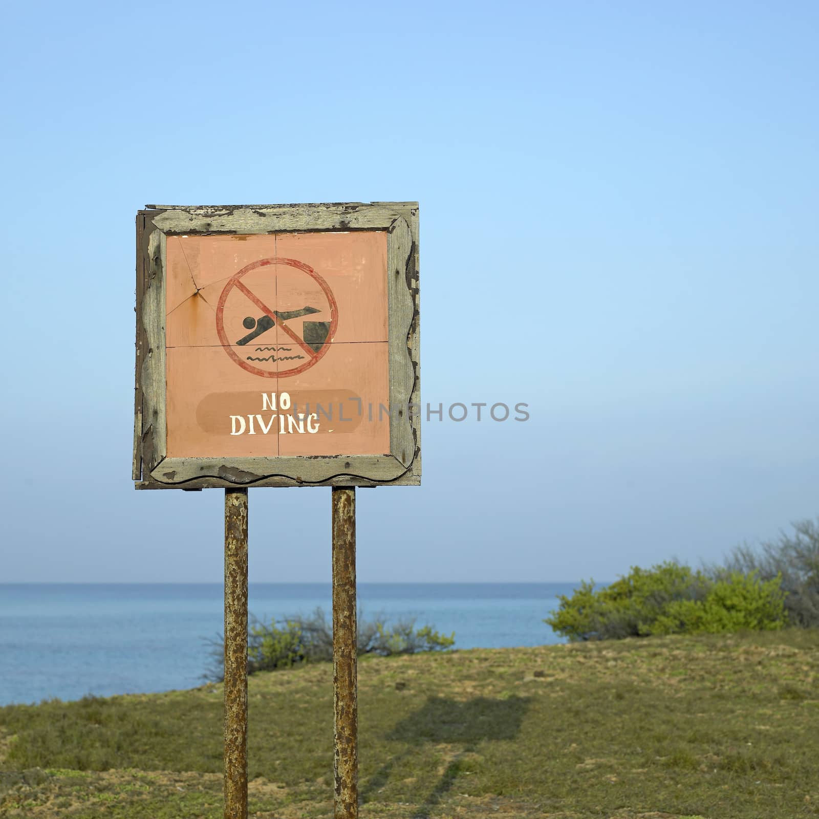 No diving sign on the edge of a cliff