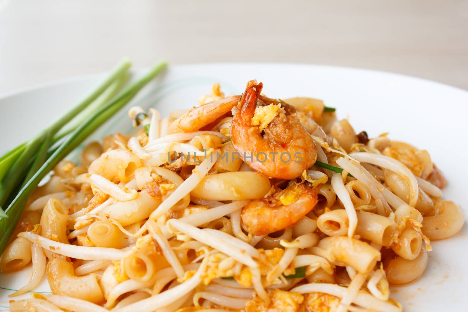 stir-fried macaroni  with shrimps (Creative Pad Thai)