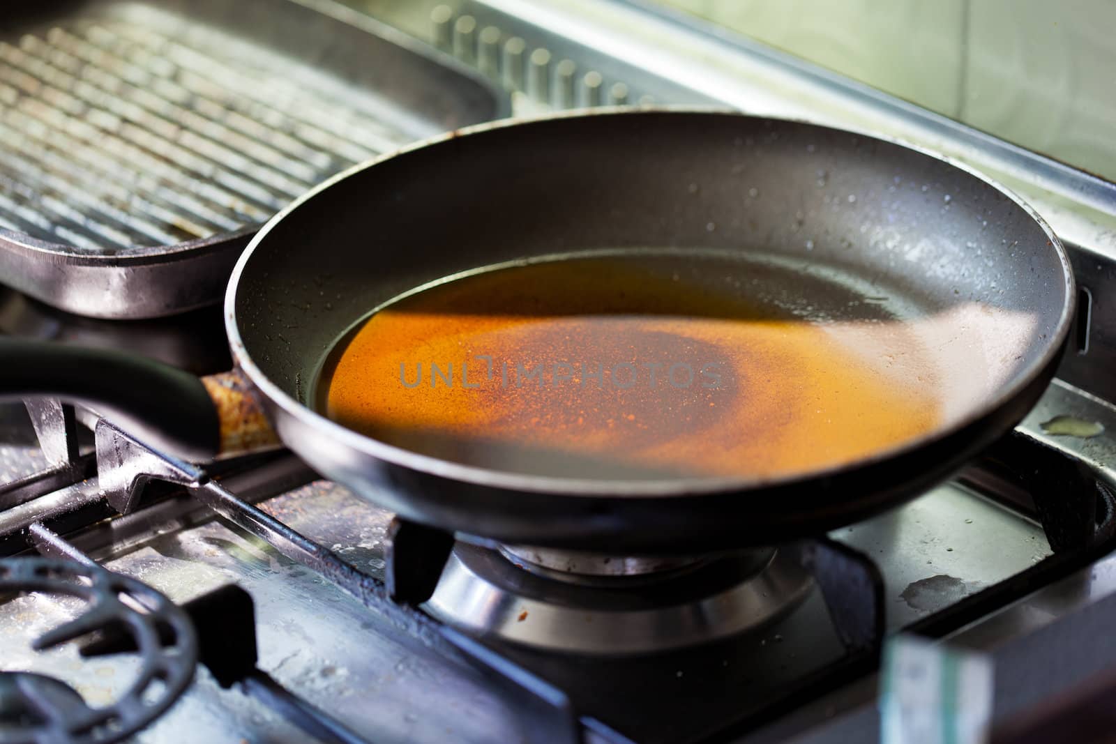 Dirty frying pan by dario_lo_presti